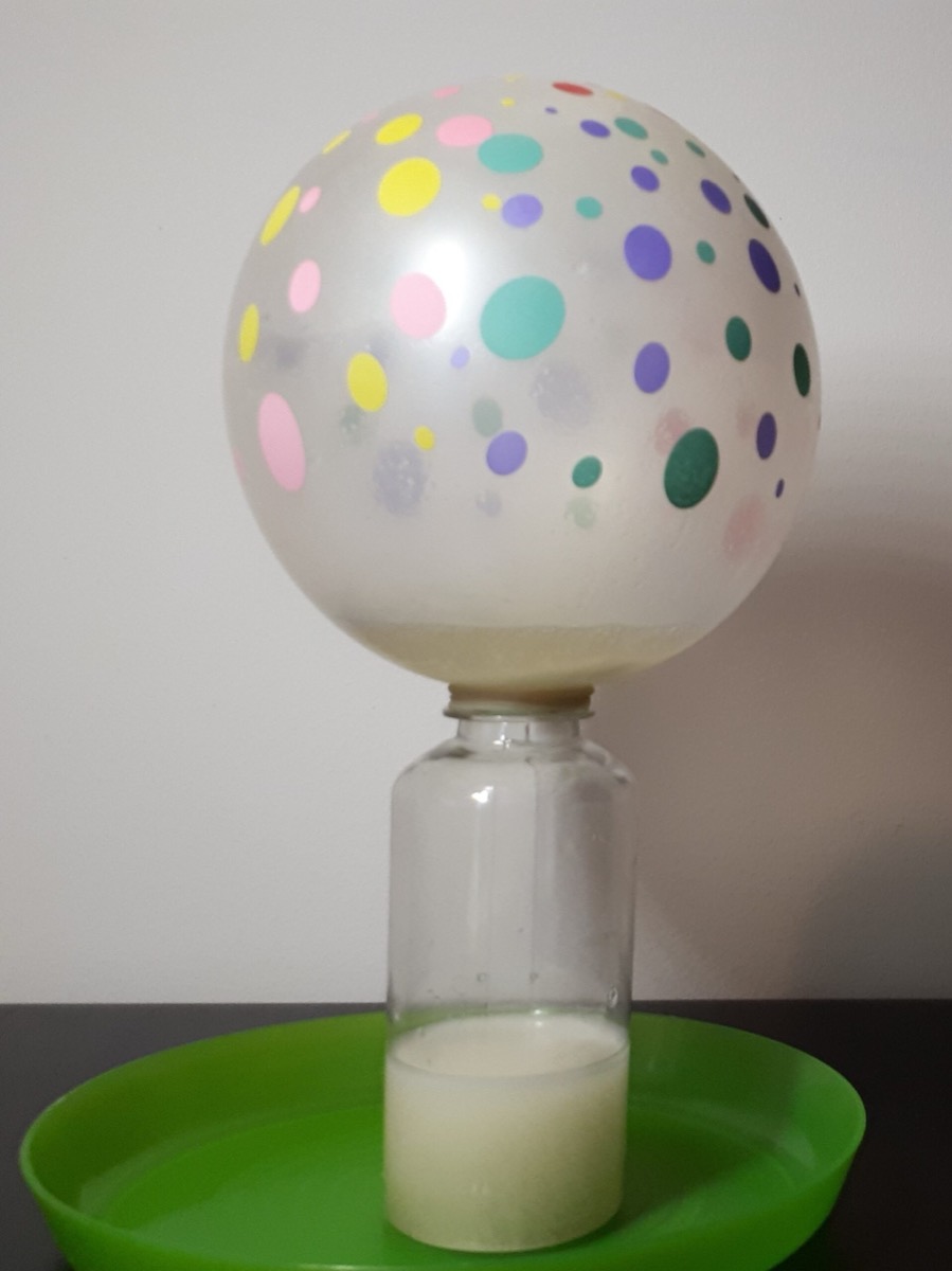 Balon umflat cu gazul dintr-o reacție chimică